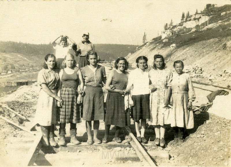 KKE 4504.jpg - Dziewczęta pracujące przy budowie kolei na Uralu. Pierwsza od lewej: Leonarda Filipow, 1954 r.